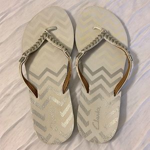 Clarks size 8 silver and white beaded flip flop